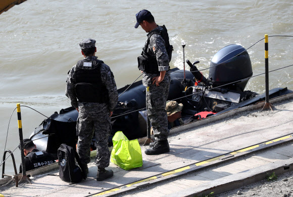 바지선에 올라탄 우리측 관계자들