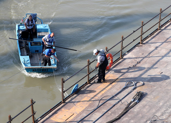 와이어 작업하는 관계자들