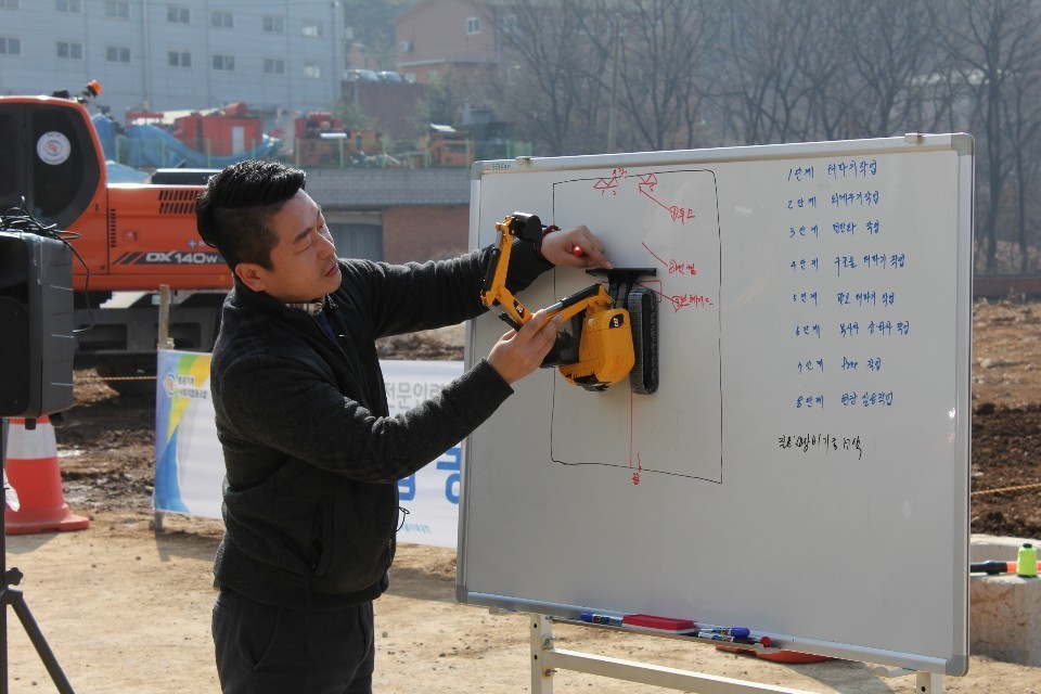 김지철 토공기계 사회적협동조합 이사장이 현장에서 굴착기 실무세미나를 진행하고 있다.