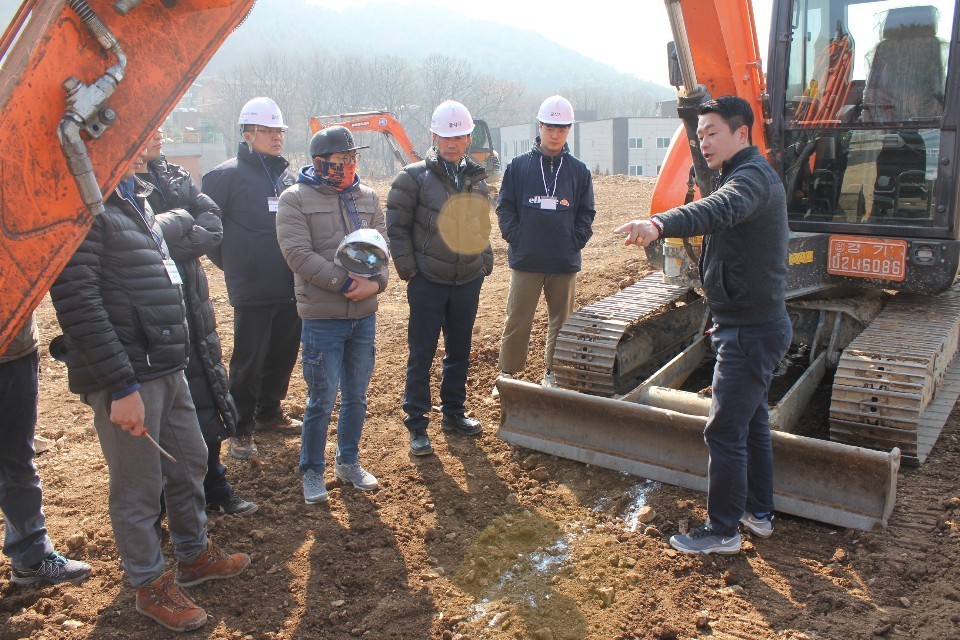 김지철 이사장이 현장에서 굴착기를 다루는 실무기술을 가르치고 있다.