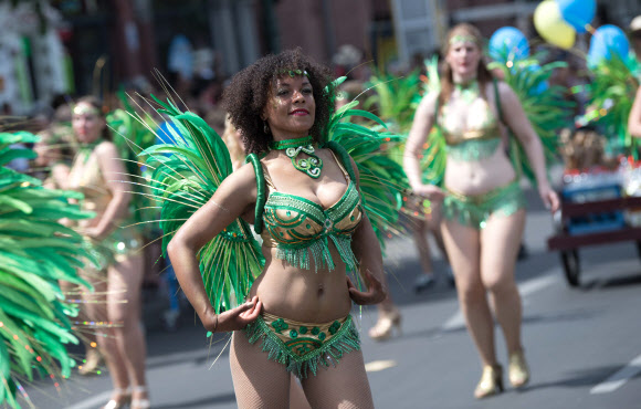 축제 참가자들이 9일(현지시간) 독일 베를린에서 열린 ‘문화 카니발(Carnival of Cultures)’ 거리 퍼레이드에서 멋진 퍼포먼스를 선보이고 있다. AFP 연합뉴스