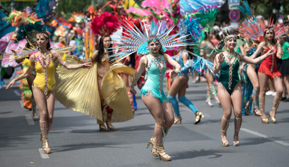 축제 참가자들이 9일(현지시간) 독일 베를린에서 열린 ‘문화 카니발(Carnival of Cultures)’ 거리 퍼레이드에서 멋진 퍼포먼스를 선보이고 있다. AFP 연합뉴스