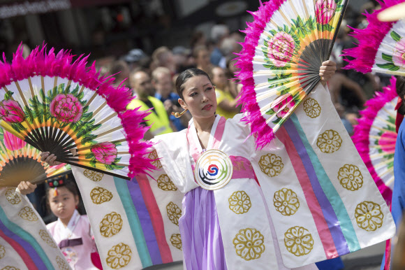 축제 참가자들이 9일(현지시간) 독일 베를린에서 열린 ‘문화 카니발(Carnival of Cultures)’ 거리 퍼레이드에서 멋진 퍼포먼스를 선보이고 있다. AP 연합뉴스