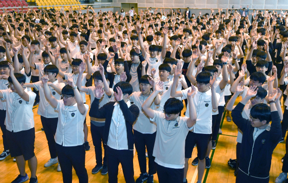 10일 서울 중앙고등학교에서 열린 6.10 만세운동 기념식에 참석한 학생들이 당시를 기리며 만세를 외치고 있다. 2019.6.10 박지환기자 popocar@seoul.co.kr