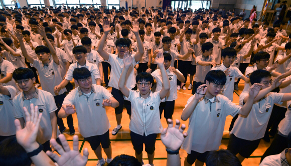 10일 서울 중앙고등학교에서 열린 6.10 만세운동 기념식에 참석한 학생들이 당시를 기리며 만세를 외치고 있다. 2019.6.10 박지환기자 popocar@seoul.co.kr