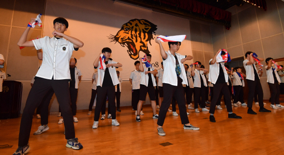 10일 서울 중앙고등학교에서 열린 6.10 만세운동 기념식에 참석한 학생들이 퍼포먼스를 펼치고 있다.  2019.6.10 박지환기자 popocar@seoul.co.kr