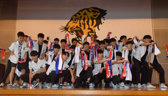 10일 서울 중앙고등학교에서 열린 6.10 만세운동 기념식에 참석한 학생들이 퍼포먼스를 펼치고 있다.  2019.6.10 박지환기자 popocar@seoul.co.kr