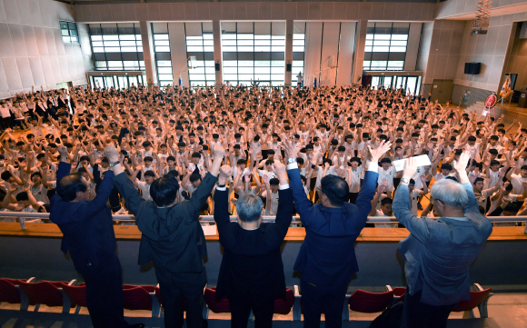 10일 서울 중앙고등학교에서 열린 6.10 만세운동 기념식에 참석한 독립유공자 가족들과 학생들이 만세를 외치고 있다. 2019.6.10 박지환기자 popocar@seoul.co.kr