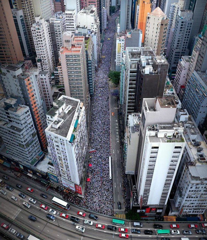 중국 반환 22년 만에 50년 동안 보장된 일국양제 하의 민주주의 가치를 훼손당하던 홍콩인 100만명이 9일 거리 시위에 나섰다. 출처: 트위터