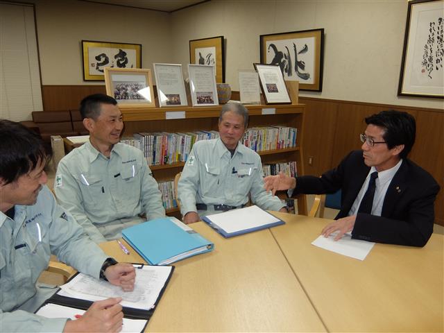 오자와 구니히로(맨 오른쪽) 마쓰카와전기 사장이 회의실에서 60~70대 직원들과 업무협의를 하고 있다. 마쓰카와전기 제공