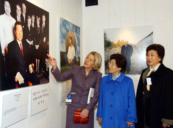 故김대중 전 대통령 사진 보는 이희호 여사