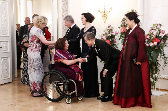 국빈만찬 참석자와 인사하는 문 대통령