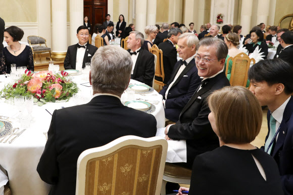 만찬장의 한-핀란드 정상