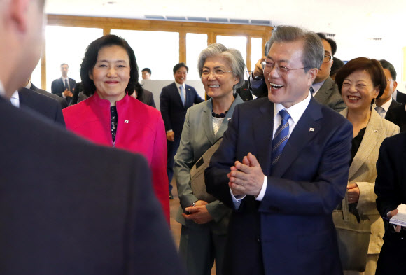 문 대통령, 여성장관 3명과 함께