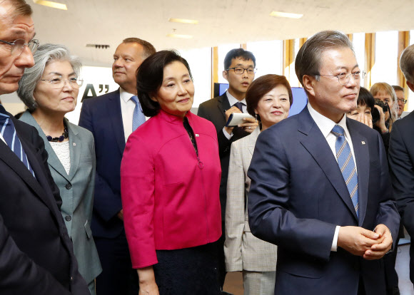 문 대통령, 여성장관 3명과 함께