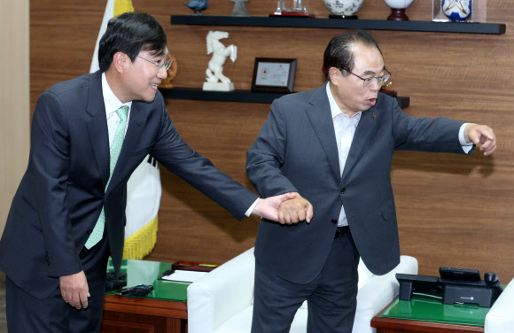 양정철 원장 자리 안내하는 오거돈