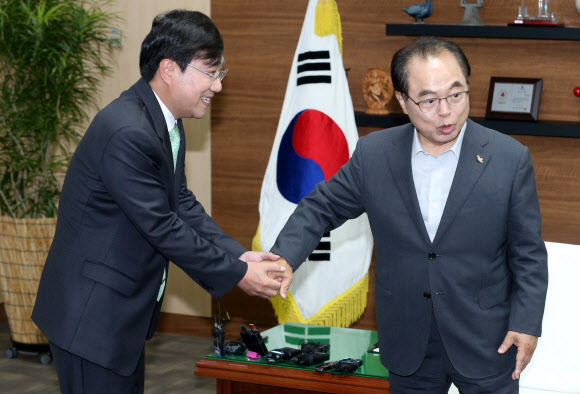 부산시장 손 꼭잡은 양정철