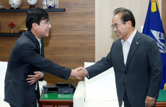 악수하는 양정철-오거돈