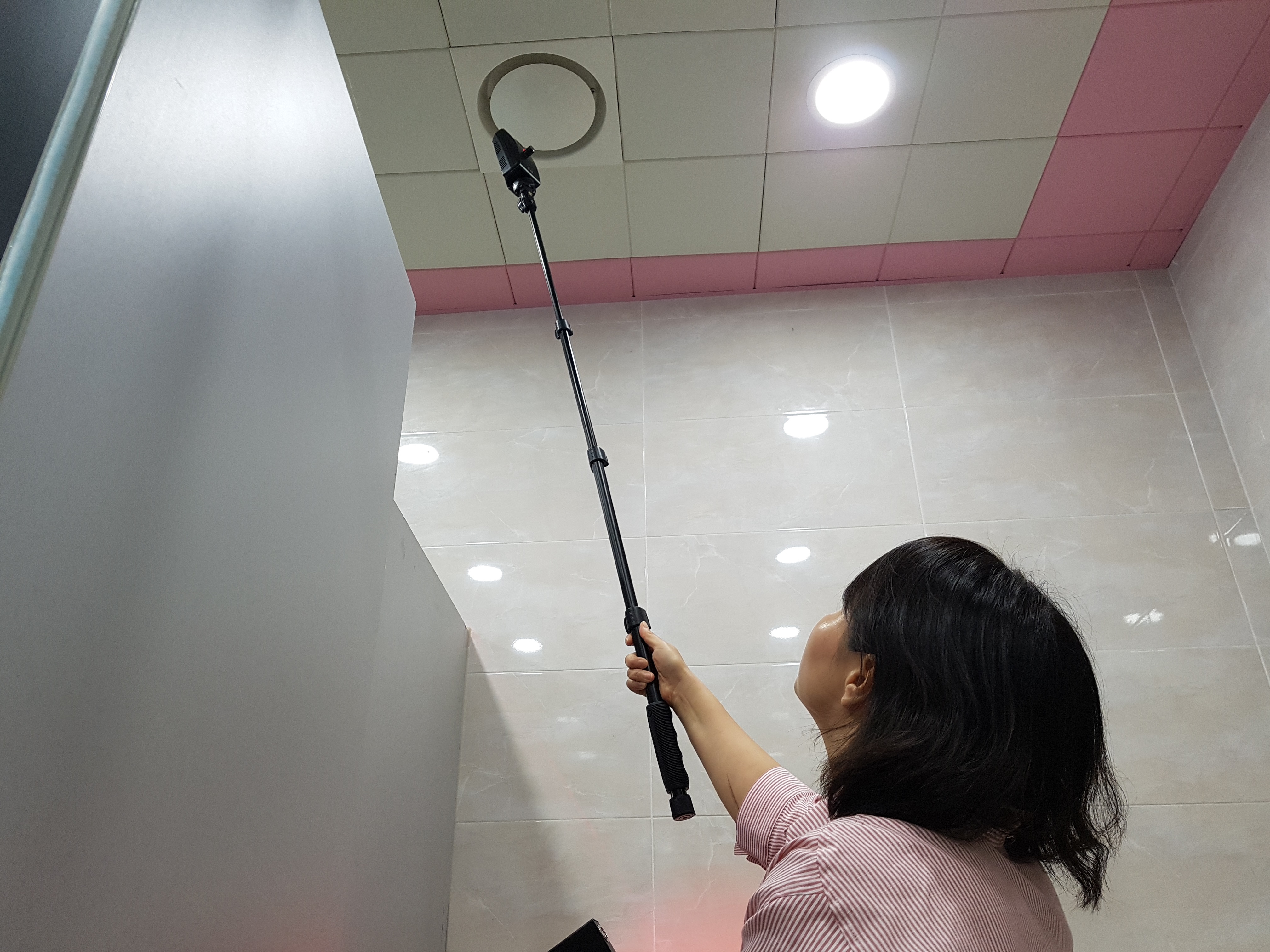 몰카 탐지기로 화장실을 점검하고 있는 모습. 서울신문 DB