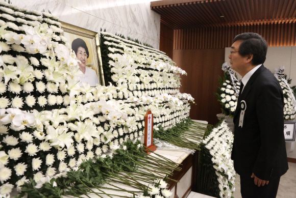 고 이희호 여사의 아들 김홍업 전 의원이 11일 서울 서대문구 세브란스병원 장례식장에 마련된 이희호 여사의 빈소에서 어머니의 영정사진을 바라보고 있다. 2019. 06.11. 박윤슬 기자 seul@seoul.co.kr