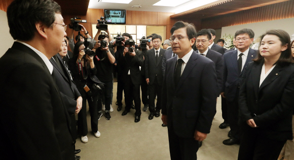황교안 자유한국당 대표가 11일 서울 서대문구 신촌 세브란스 병원 장례식장에 마련된 故 이희호 여사 빈소를 찾아 유가족을 위로하고 있다. 2019. 06.11. 박윤슬 기자 seul@seoul.co.kr