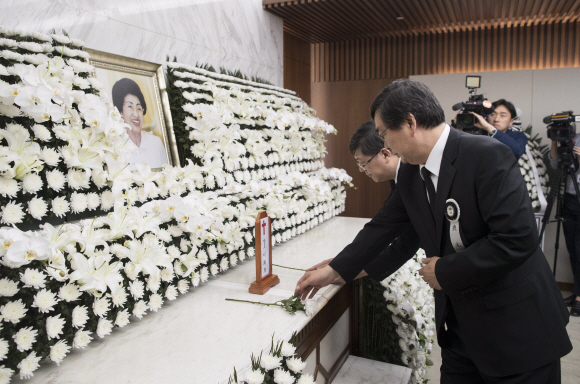 고 이희호 여사의 차남?김홍업?전 의원 및 유가족이 11일 오전 서울 서대문구 신촌세브란스병원 장례식장에 마련된 고 이희호 여사의 빈소에 헌화를 하고 있다. 2019. 06.11. 박윤슬 기자 seul@seoul.co.kr