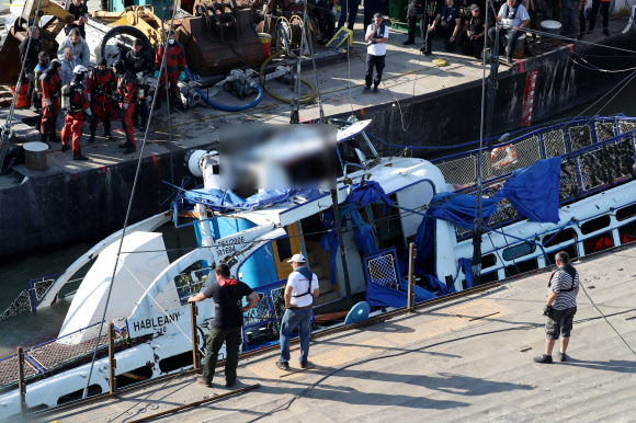 사고 14일째만에 모습 드러낸 허블레아니호