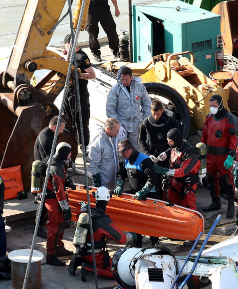 희생자 수습 위해 준비된 들것