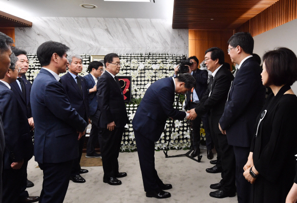 노영민 대통령 비서실장등 수석급 이상 조문단이 11일 서울 서대문구 세브란스병원 장례식장에 마련된 이희호 여사의 빈소를 찾아 조문하고 있다. 2019. 06.11. 박윤슬 기자 seul@seoul.co.kr