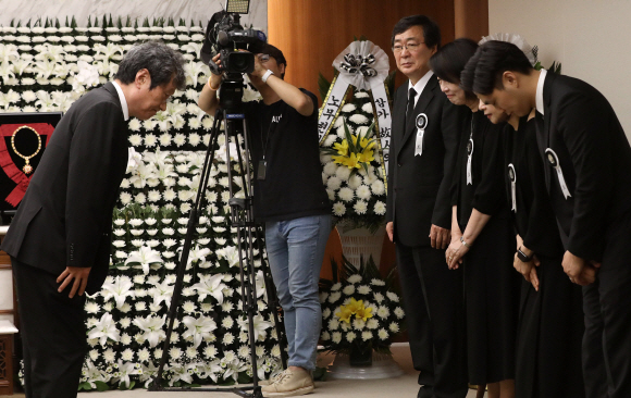 배우 문성근이 11일 오후 서울 서대문구 신촌세브란스병원 장례식장에 마련된 김대중 전 대통령 부인 고(故) 이희호 여사의 빈소에서 유가족들과 인사를 하고 있다. 2019. 06.11. 박윤슬 기자 seul@seoul.co.kr