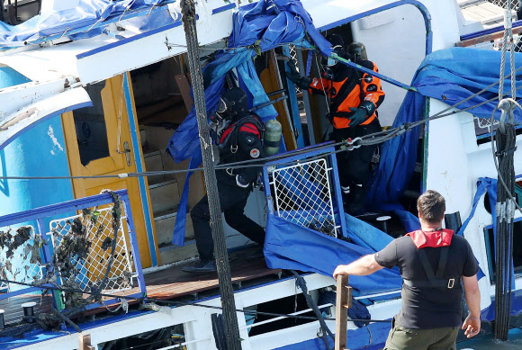 허블레아니호 선체 수색하는 우리 대원들