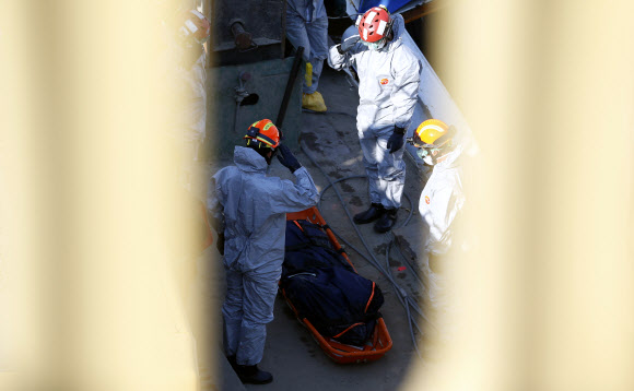 모습 드러낸 허블레아니호11일(현지시간) 헝가리 부다페스트 다뉴브강에서 헝가리 대테러센터 등 구조 당국이 침몰한 유람선 허블레아니호를 대형 크레인 클라크 아담을 이용해 인양했다. 크레인 가동 26분 만에 허블레아니호의 조타실이 물 밖으로 나왔다. 사진은 수습된 유람선 희생자를 애도하고 있는 한국 구조대원들의 모습. 부다페스트 AP 연합뉴스 