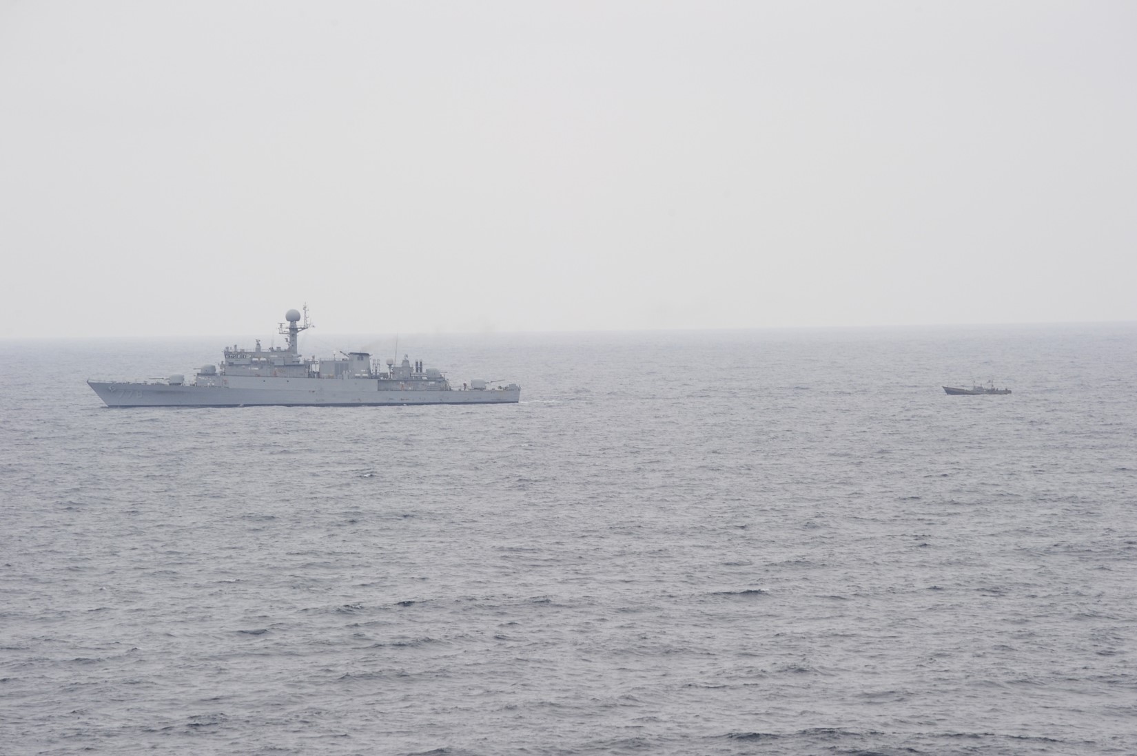 해군 함정(왼쪽)이 동해 상에서 고장으로 표류 중인 북한 어선을 NLL로 예인하고 있다. 합참 제공