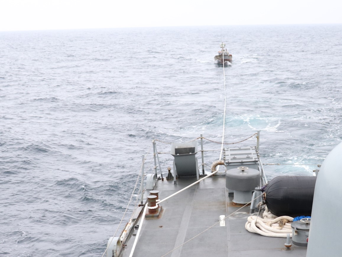 해군 함정이 동해 상에서 고장으로 표류된 북한 어선을 NLL로 예인하고 있다. 합참 제공
