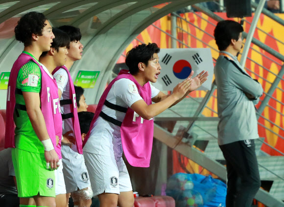 이강인, 벤치에서는 응원단장