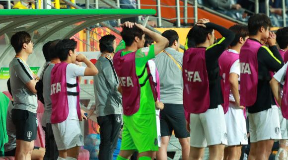 벤치도 초조하게 기다리며