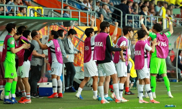 에콰도르 골 무효에 기뻐하는 한국 벤치