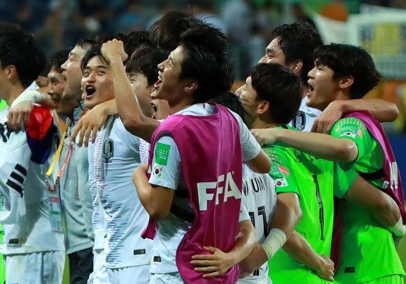 이강인 ‘형들과 함께 만든 한국 축구 새 역사!’