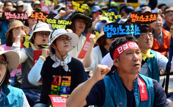 전국교직원노동조합 소속 노조원들이 12일 서울 세종로 파이낸스센터 앞에서 전교조의 법외노조 취소를 요구하기 위해 열린 전국교사결의대회에서 구호를 외치고 있다. 2019. 6. 12 정연호 기자 tpgod@seoul.co.kr