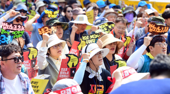 전국교직원노동조합 소속 노조원들이 12일 서울 세종로 파이낸스센터 앞에서 전교조의 법외노조 취소를 요구하기 위해 열린 전국교사결의대회에서 구호를 외치고 있다. 2019. 6. 12 정연호 기자 tpgod@seoul.co.kr