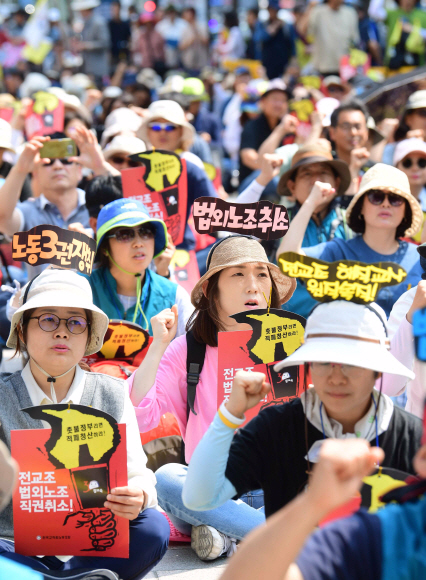 전국교직원노동조합 소속 노조원들이 12일 서울 세종로 파이낸스센터 앞에서 전교조의 법외노조 취소를 요구하기 위해 열린 전국교사결의대회에서 구호를 외치고 있다. 2019. 6. 12 정연호 기자 tpgod@seoul.co.kr