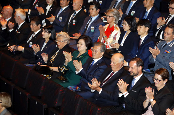 K-POP 공연 보며 손뼉 치는 문 대통령과 하랄 5세 국왕