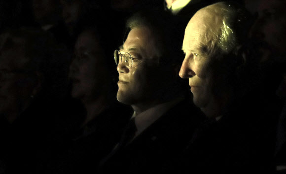 K-POP 공연 보는 문 대통령과 하랄 5세 국왕