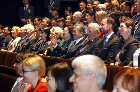 K-POP 공연 보는 문 대통령과 하랄 5세 국왕