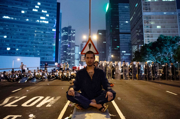 도로 한복판에 앉은 홍콩 시위자