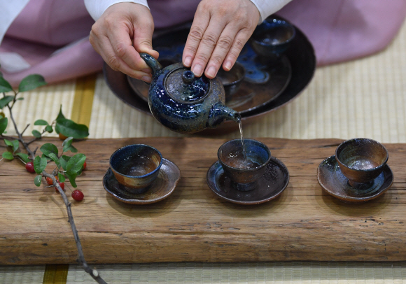 13일 서울 코엑스에서 열린 국제차문화대전을 찾은 시민들이 전통차를 시음하고 있다. 2019.6.13 박지환기자 popocar@seoul.co.kr