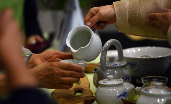 13일 서울 코엑스에서 열린 국제차문화대전을 찾은 시민들이 전통차를 시음하고 있다. 2019.6.13 박지환기자 popocar@seoul.co.kr