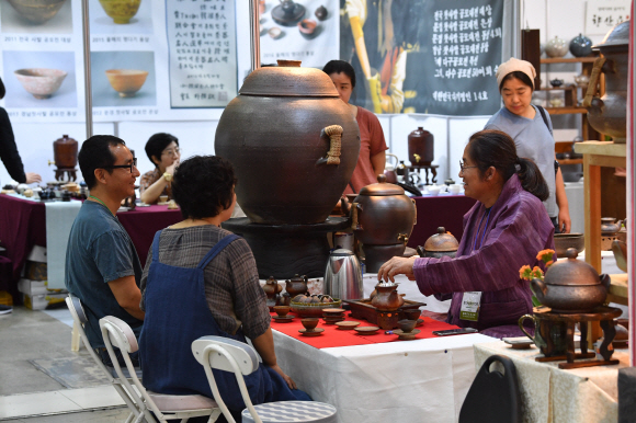 13일 서울 코엑스에서 열린 국제차문화대전을 찾은 시민들이 찻잔을 살펴보고 있다. 2019.6.13 박지환기자 popocar@seoul.co.kr