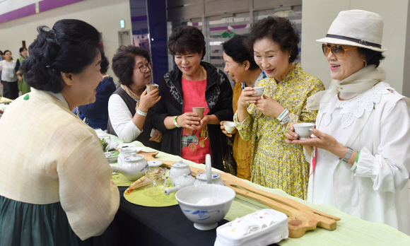13일 서울 코엑스에서 열린 국제차문화대전을 찾은 시민들이 보성녹차를 시음하고 있다. 2019.6.13 박지환기자 popocar@seoul.co.kr