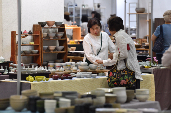 13일 서울 코엑스에서 열린 국제차문화대전을 찾은 시민들이 찻잔을 살펴보고 있다. 2019.6.13 박지환기자 popocar@seoul.co.kr